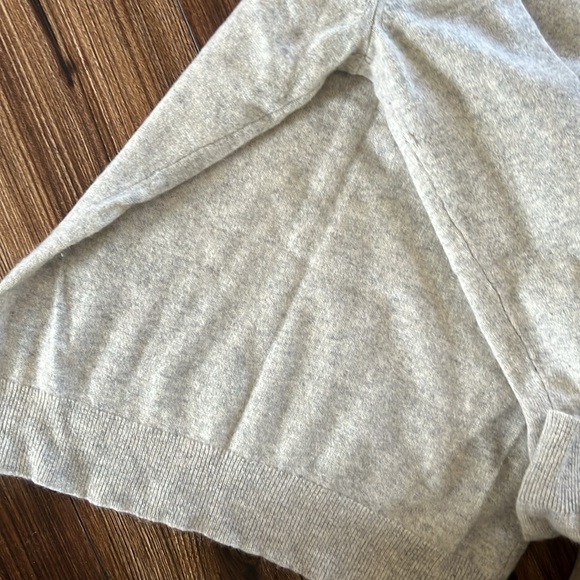 Lord & Taylor cashmere neutra v neck sweater, size M fitted or small - Picture 4 of 4